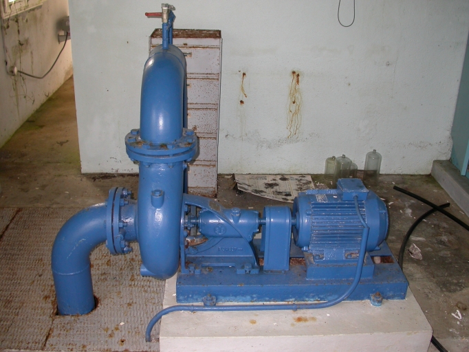 Machine à pomper (pompe centrifuge) et son moteur électrique