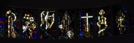 Ensemble de 9 verrières à personnages : les Sacrements (abside), Crucifixion et Assomption (transept), Saint Martin (porte ouest) et des verrières décoratives de la nef