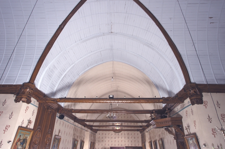 Décor de charpente : entraits, pièces de charpente, clé de voûte (Chancé fusionnée en Piré-Chancé en 2019)