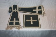 Ornement noir 8 : étole, manipule, bourse de corporal (Maure-de-Bretagne fusionnée en Val d'Anast en 2017)