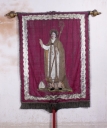 Bannière de procession paroissiale : Saint Erblon ou Herbland de Nantes, Christ en croix