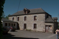 Mairie, écoles, cimetière et postes sur la commune de Livré-sur-Changeon