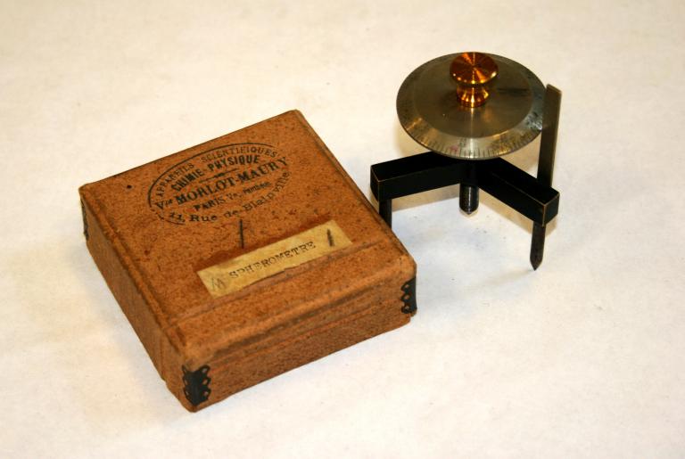 Présentation de la collection d'instruments scientifiques du lycée Émile Zola, Avenue Jean Janvier (Rennes)