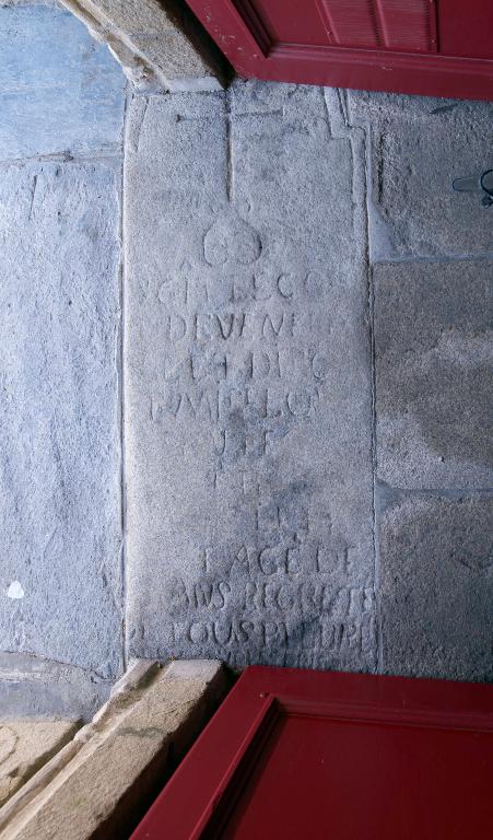 Dalle funéraire de prêtre, église de la Nativité de la Vierge (Les Fougerêts)