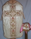 Ornement blanc 2 : chasuble, bourse de corporal, étole, manipule, voile de calice