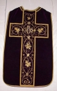 Ornement violet : chasuble, bourse de corporal, étole, voile de calice