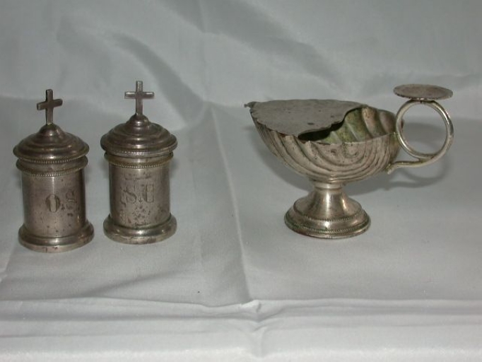 Ampoule aux saintes huiles et ampoule à saint chrême