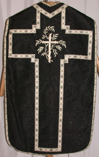 Ornement noir 1 : chasuble, bourse de corporal, étole, manipule, voile de calice