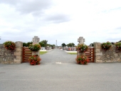 Cimetière : croix monumentale et tombe du recteur Louis-Marie Moisan (Penvénan)