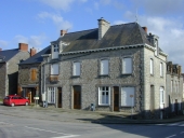 Alignement de deux maisons, place Huet et Peuvrel (Meillac)
