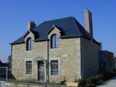 Poste ou banque, 20 rue Notre-Dame de Lourdes (Domalain)