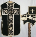 Ornement noir 3 : chasuble, bourse de corporal, étole, manipule, voile de calice (Guipry fusionnée en Guipry-Messac en 2016)