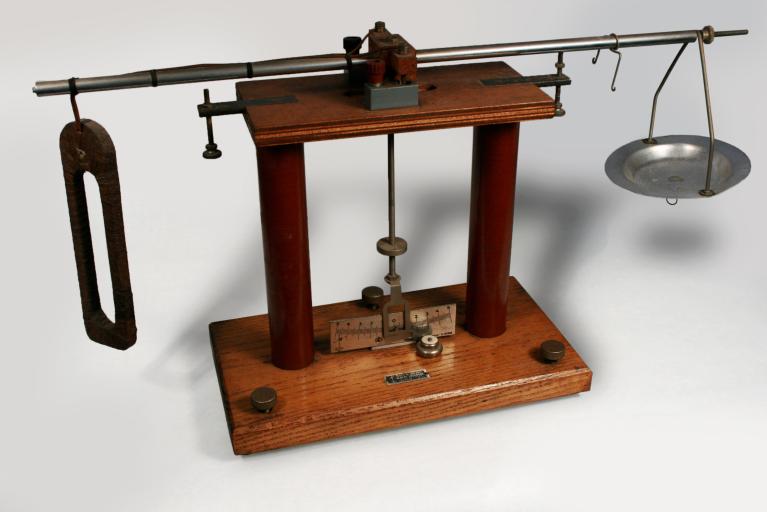 Présentation de la collection d'instruments scientifiques du lycée Émile Zola, Avenue Jean Janvier (Rennes)