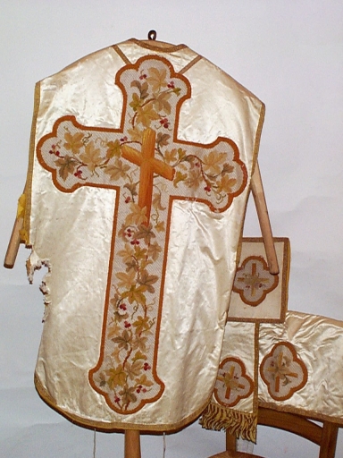 Ornement blanc : chasuble, étole, voile de calice, bourse de corporal, Ropenard (Maure-de-Bretagne fusionnée en Val d'Anast en 2017)