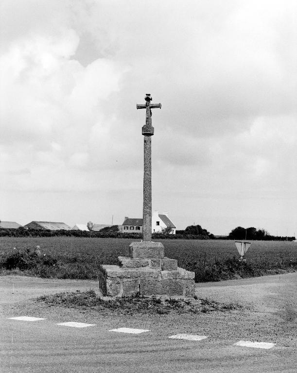 Croix de chemin dite croix de Kerizinen, Kermorvan (Plounévez-Lochrist)