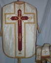 Ornement blanc 6 : chasuble, étole, manipule, voile du calice