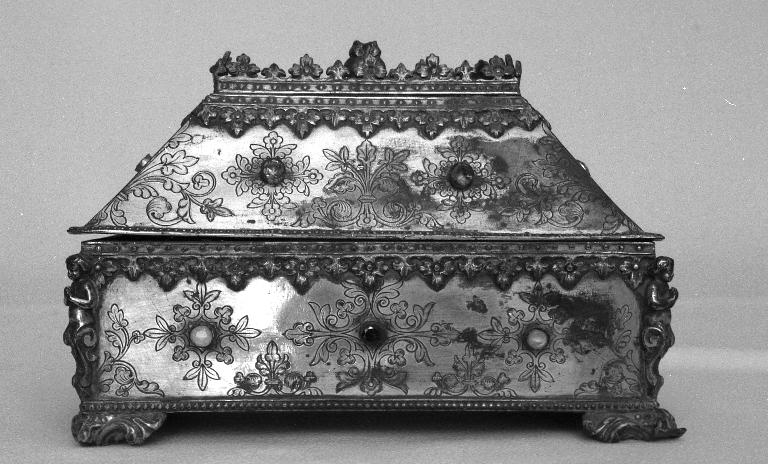 Coffret aux saintes huiles, église paroissiale Saint-Pierre (Plounévez-Lochrist)