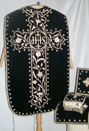 Ornement noir 2 : chasuble, étole, manipule, voile de calice, bourse de corporal