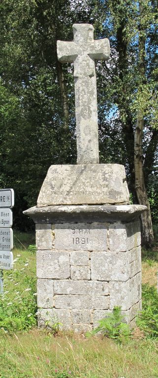 Croix de chemin, près du Haut Fo (La Chapelle-Caro fusionnée en Val d'Oust en 2016)