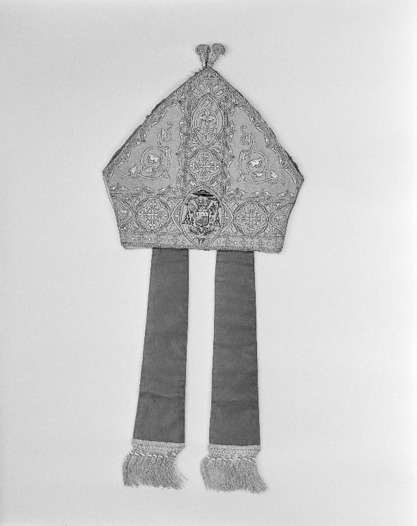 Mitre de Mgr Latieule et sa boîte, basilique Notre-Dame-du-Roncier (Josselin)