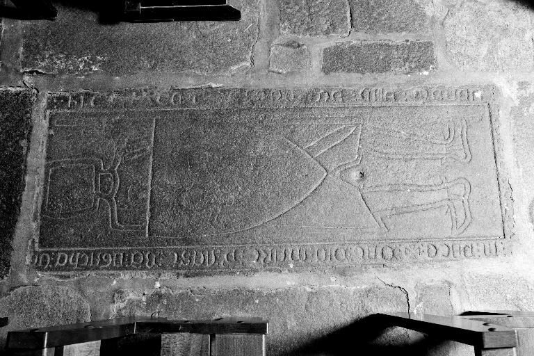 Dalle funéraire du chevalier Alain de Carman, ancien prieuré de Lochrist an Izelvet (Plounévez-Lochrist)