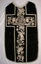 Ornement noir : chasuble, manipule, voile de calice
