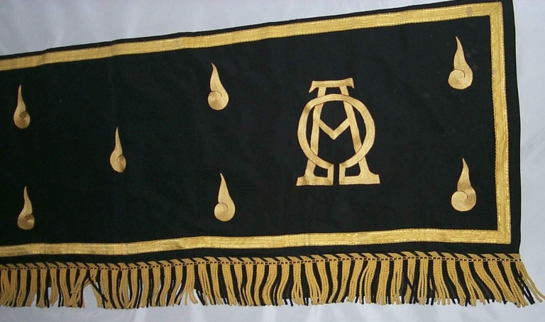 Ensemble de 6 draps mortuaires, un antependium et une tenture de catafalque