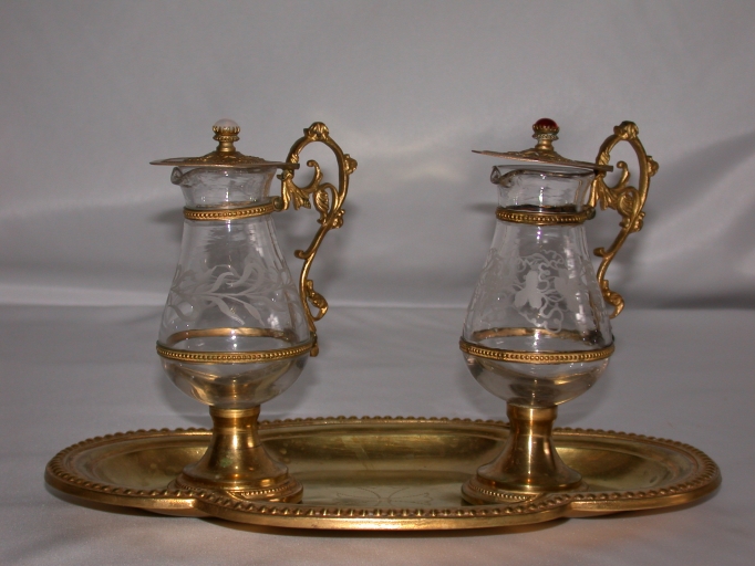 Paire de burettes et leur plateau