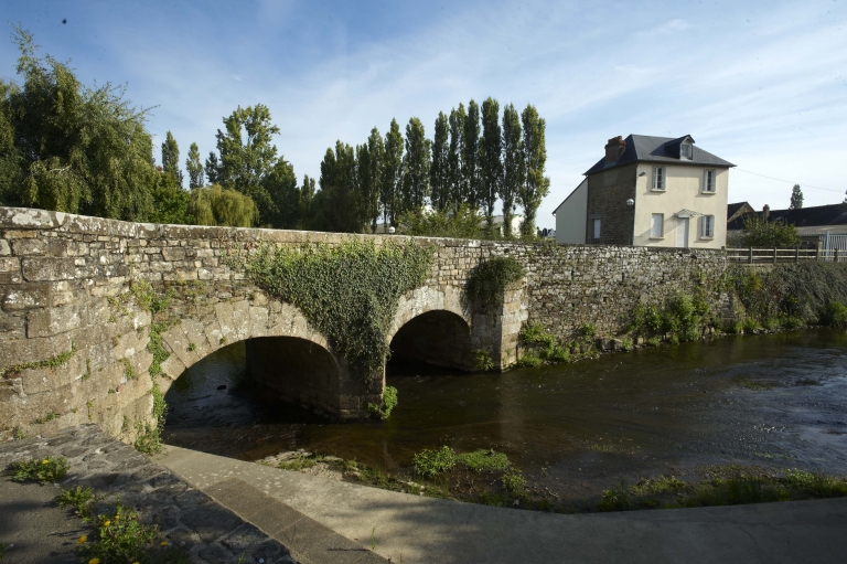 Pont, rue de Pontorson (Antrain fusionnée en Val-Couesnon en 2019)