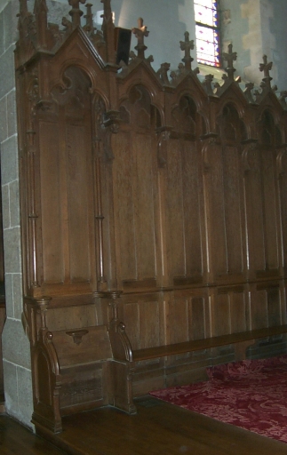 Décor de choeur : lambris de demi-revêtement, 2 stalles, 5 bancs de choeur