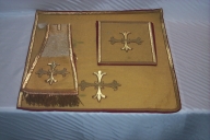 Ornement doré 1 : manipule, bourse de corporal, voile de calice (Maure-de-Bretagne fusionnée en Val d'Anast en 2017)