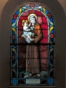 Verrière à personnages de la baie 7 : saint Antoine de Padoue (Guipry fusionnée en Guipry-Messac en 2016)