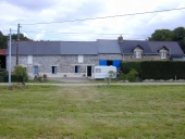 Alignement d'une maison et d'une ferme, Télohic (Maxent)