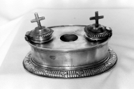 Ensemble d'un coffret aux saintes huiles et d'une coquille de baptême