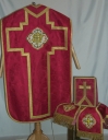 Ornement rouge 2 : chasuble, bourse de corporal, étole, voile de calice, manipule