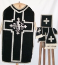 Ornement noir 1 : chasuble, bourse de corporal, étole, manipule, voile de calice
