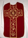 Ornement rouge 1 : chasuble, bourse de corporal, étole, manipule, pale, voile de calice