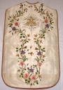 Ornement blanc 2 : chasuble, bourse de corporal, étole, manipule, voile du calice