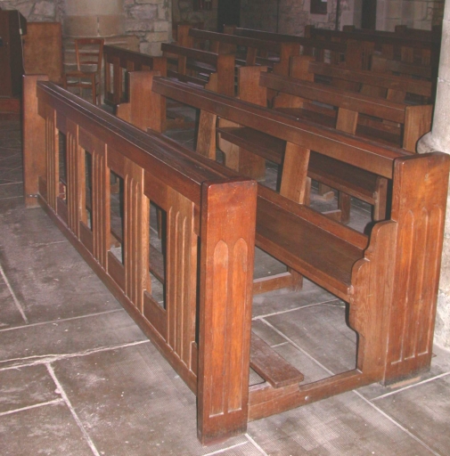 Ensemble de 85 bancs de fidèles