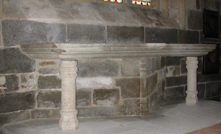 Maître-autel (Saint-Pierre-de-Plesguen fusionnée en Mesnil-Roc'h en 2019)