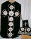 Ornement noir 1 : chasuble, bourse de corporal, étole, manipule, voile de calice