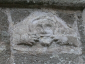 Bas-relief : Tête d'homme grimaçant