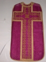 Ornement violet 1 : chasuble, bourse de corporal, étole, voile de calice