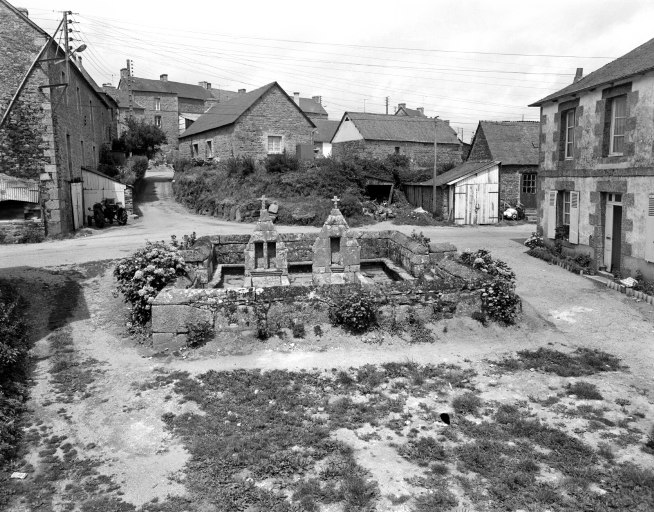 Fontaine de Dévotion, rue des Fontaines (Saint-Gilles-Pligeaux)
