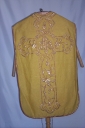 Ornement doré : chasuble, étole, voile du calice, bourse du corporal