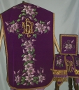 Ornement violet 2 : chasuble, bourse de corporal, étole, manipule, voile de calice, conopée, étole pastorale, chape
