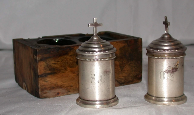 Ampoule à saint chrême et ampoule à huile des catéchumènes et leur boîte