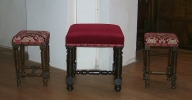 Ensemble d'un fauteuil et de 6 tabourets d'église
