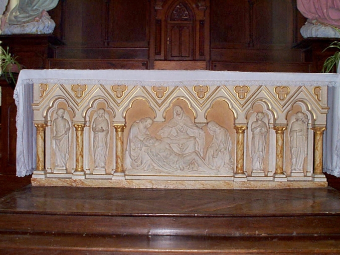 Ensemble du maître-autel (autel : Piéta, 4 anges portant les instruments de la Passion) (Campel fusionnée en Val d'Anast en 2017)