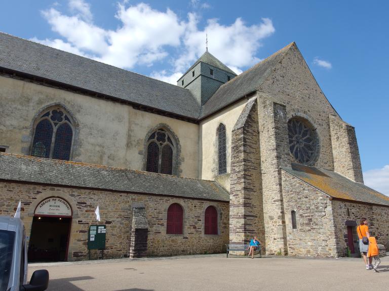 Abbaye de chanoines réguliers de Saint Augustin, actuellement église paroissiale Notre Dame, presbytère et mairie (Paimpont)